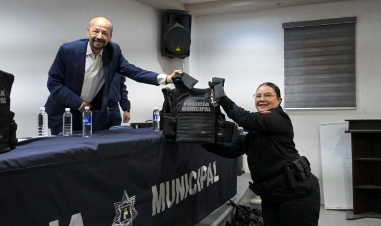 Alcalde de Agua Prieta entrega chalecos balísticos a elementos de la policía municipal