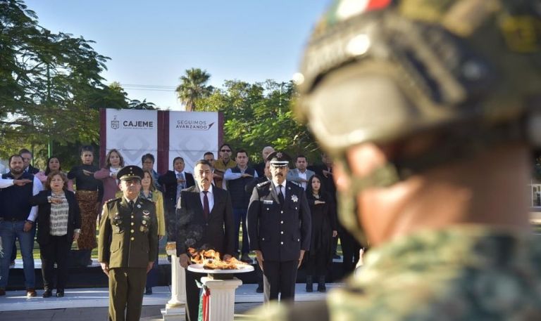 Javier Lamarque encabeza desfile cívico-militar por el Día de la Bandera en Cajeme