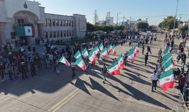 Javier Lamarque encabeza desfile cívico-militar por el Día de la Bandera en Cajeme