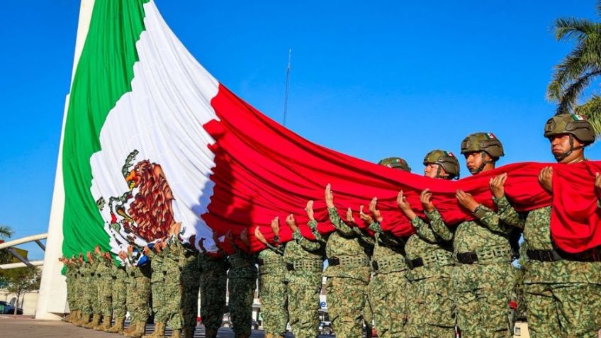 Javier Lamarque encabeza desfile cívico-militar por el Día de la Bandera en Cajeme