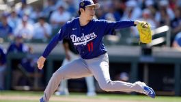 Foto que representa a Roki Sasaki luce errático en su debut de pretemporada con Dodgers; D-backs lo apalean