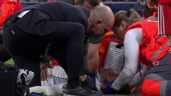 Alarmas en el Real Madrid: Raúl Asencio tuvo que ser trasladado al hospital tras chocar con Camavinga