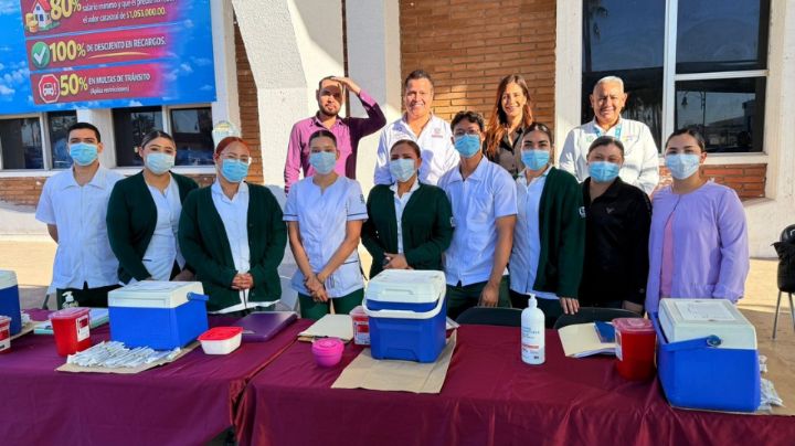 Aplican vacunas contra el sarampión en el Palacio Municipal de Navojoa