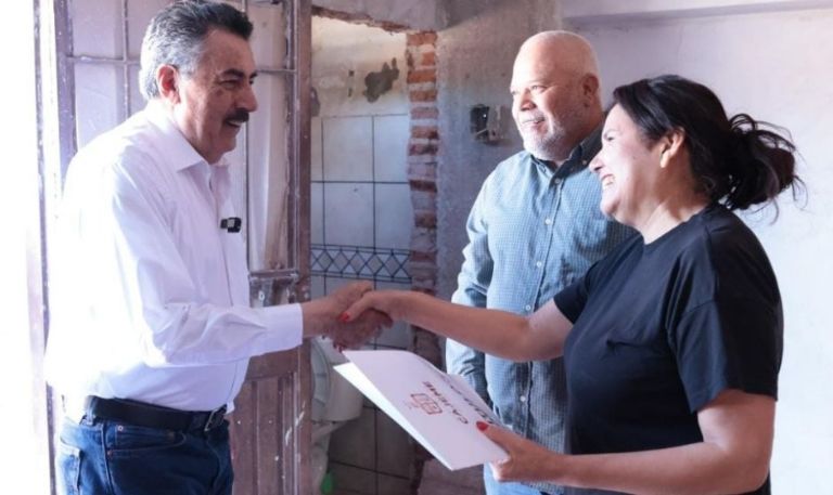 Gracias a las gestiones de Javier Lamarque, familias reciben escrituras de su vivienda en Cajeme