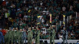Foto que representa a Sheinbaum reacciona al homenaje a militares caídos en partido México vs Islandia