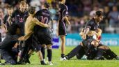 Foto ilustrativa de la nota titulada: ¡Cuiden a Messi! Fan invade la cancha y derriba a la estrella del Inter de Miami en partido amistoso