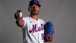 Foto que representa a Es oficial, los Mets le dan la bola Freddy Peralta para que lance en el Día Inaugural de MLB