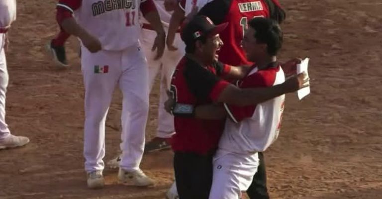 Carlos Alejandro festeja con su padre, Alejandro