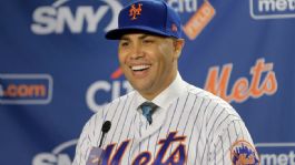 Foto que representa a Carlos Beltrán elige la gorra de los New York Mets para su entronización al Salón de la Fama