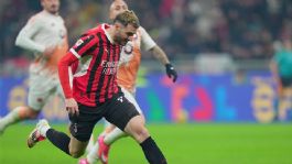 Foto que representa a Santiago Giménez cumple un año con el AC Milan; los fríos números de 'Santi' en la Serie A de Italia