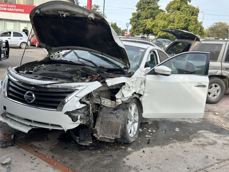 FOTOS: Mujer queda LESIONADA tras APARATOSO accidente en calles Náinari y 5 de Febrero