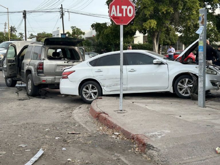 FOTOS: Mujer queda LESIONADA tras APARATOSO accidente en calles Náinari y 5 de Febrero