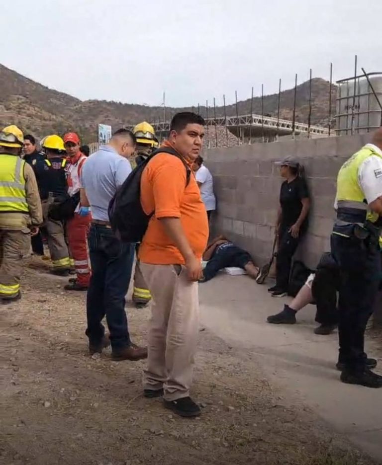 El accidente dejó al menos a diez personas lesionadas.