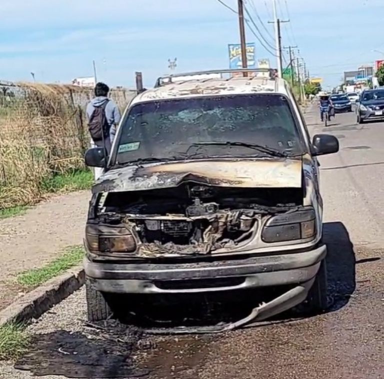 Vehículo incendiado genera una fuerte movilización al sur de Ciudad Obregón, Sonora.