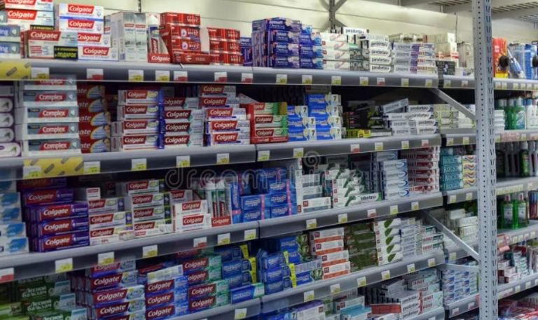 Leyendas engañosas y precios excesivos: las pastas dentales peor evaluadas por la Profeco