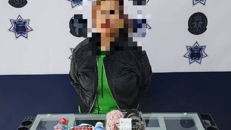 Detienen a mujer por intentar robar mercancía de una tienda de autoservicio en Torreón, Coahuila.