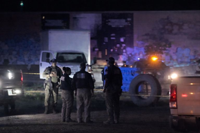 Un camión de carga quedó abandonado en el lugar de los hechos