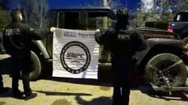 Foto que representa a Hallan en Nogales vehículo con armas largas en su interior; tenía reporte de robo en Arizona