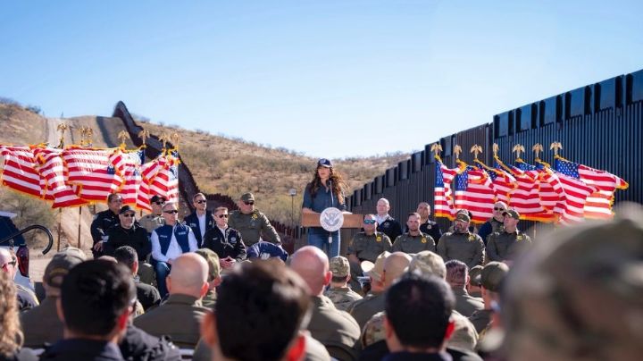 Kristi Noem visita límite entre Sonora y Arizona; presume: "Tenemos la frontera más segura de la historia"