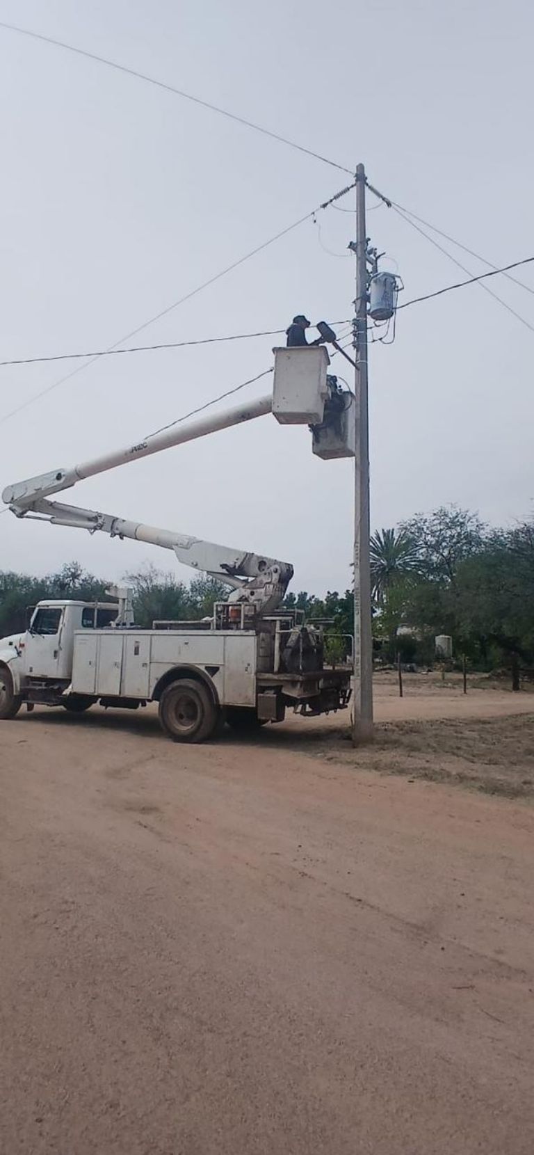 Ayuntamiento de Guaymas trabaja en la rehabilitación de alumbrado público en el Valle de Guaymas