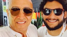 Foto que representa a Hijo de Pedro Torres aclara la polémica sobre por qué sonrió en el ataúd de su padre