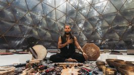 Foto que representa a Mentor Espiritual y Músico Medicina sonorense destaca con sus terapias y conciertos sónicos alrededor del mundo.