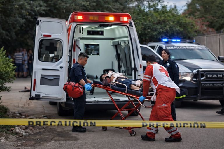 El lesionado fue socorrido por paramédicos y llevado a un hospital