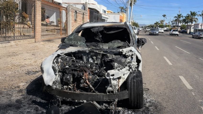 Emergencia en Ciudad Obregón: Vehículo sufre fuerte incendio en calles de la zona centro