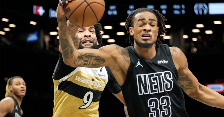 Nic Claxton busca quedarse con un rebote