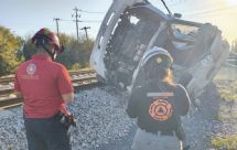 A tempranas horas, camión de pasajeros colisiona contra tren en Pesquería, NL: Reportan 2 muertos