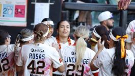 Foto que representa a Naranjeros de Hermosillo pierde ante las Bravas y cae al sótano en la Liga Mexicana de Softbol