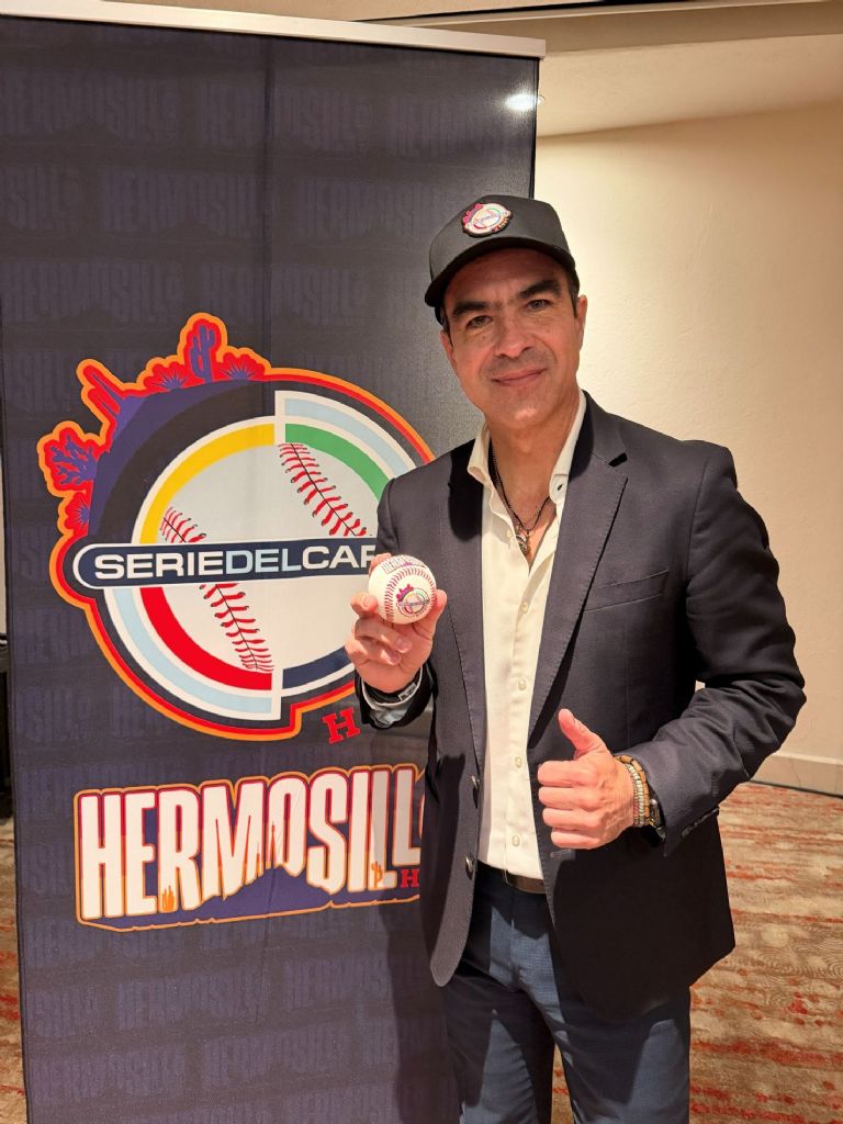 Beto Coyote y directivo de Naranjeros en la presentación oficial