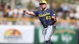 Foto que representa a MLB: Los Red Sox cubren hueco en la antesala con canje de seis jugadores con los Brewers