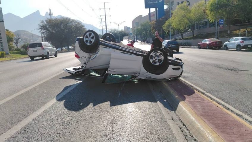 Choque múltiple deja a dos personas lesionadas y aparatosa volcadura al sur de Monterrey