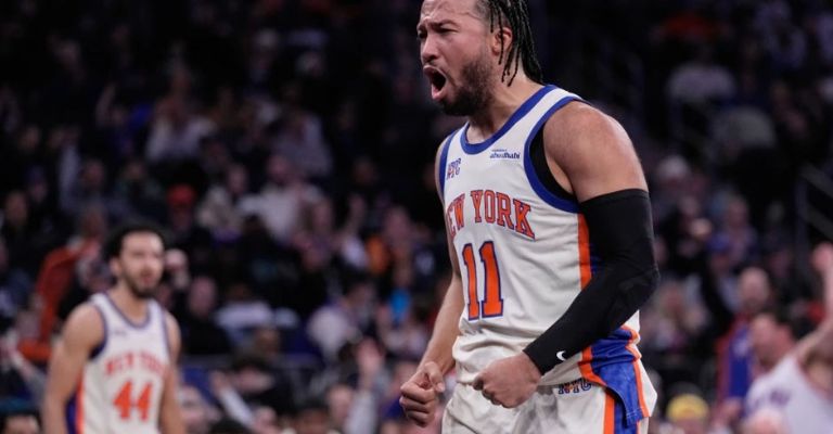 Brunson festeja una de sus canastas