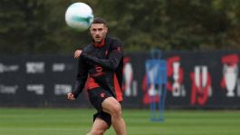 Foto que representa a Está de vuelta; Santiago Giménez se reincorpora a los entrenamientos con el AC Milan