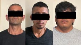 Foto que representa a Caen tres presuntos 'tiradores' de droga en Caborca; llevaban envoltorios de crystal y marihuana