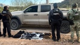 Foto que representa a Autoridades incautan armas largas, narcóticos y un vehículo con reporte de robo en Nogales