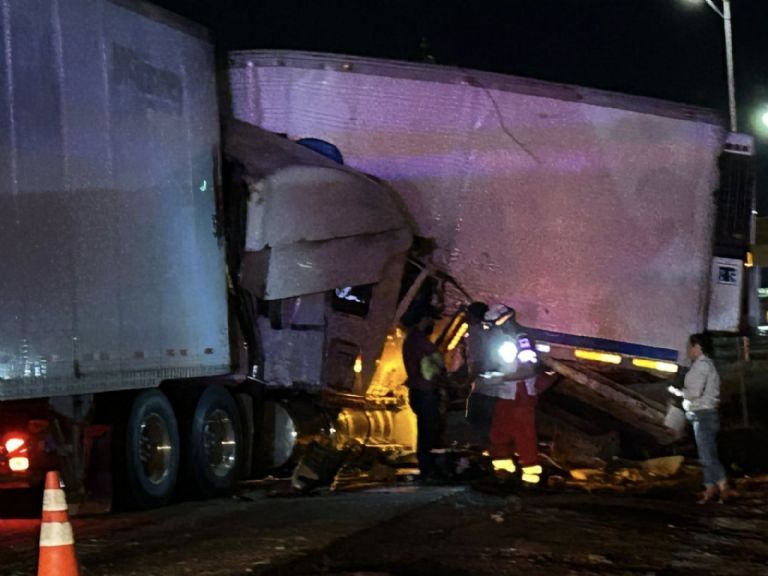 Fuerte choque entre tres tráileres y una vagoneta deja tres lesionados al norte de Ciudad Obregón