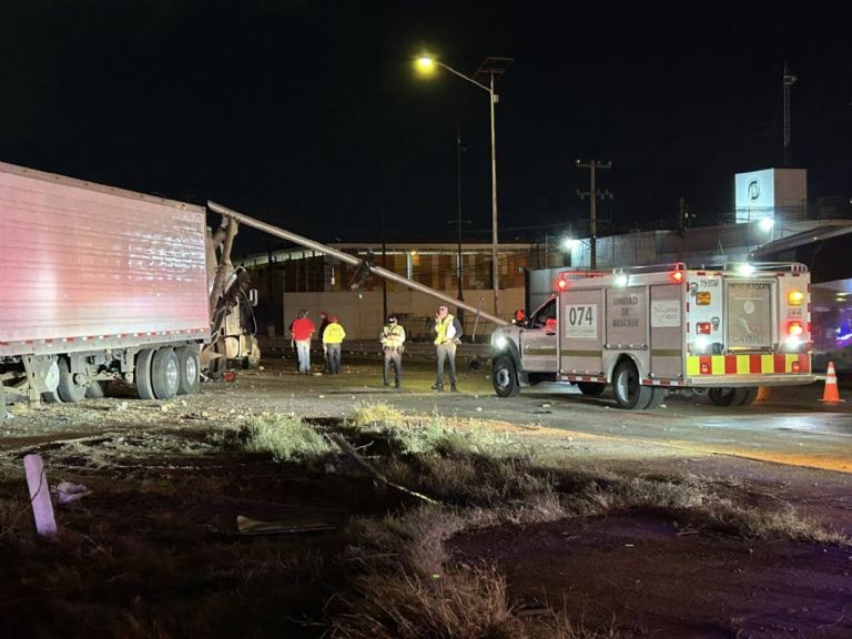 ?  FOTOS: Fuerte choque entre tres tráileres y una vagoneta deja tres lesionados al norte de Ciudad Obregón  Fotos: Informativo Sur Sonora  ?