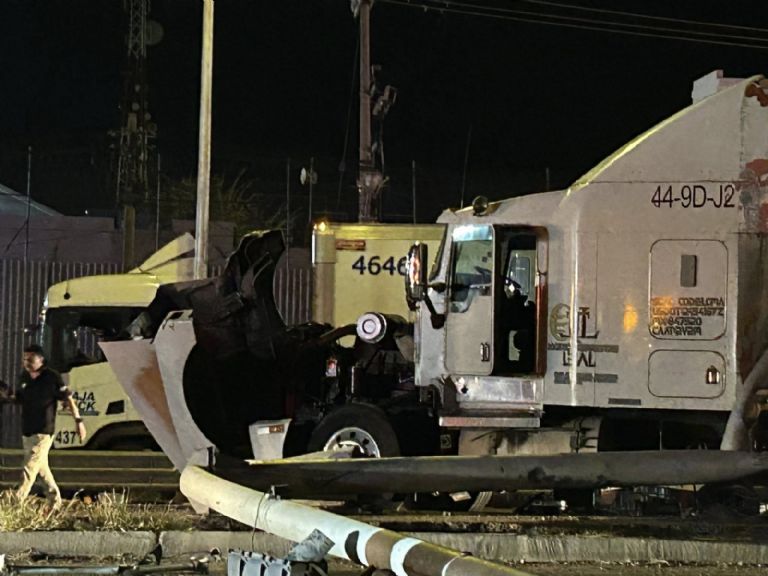 Fuerte choque entre tres tráileres y una vagoneta deja tres lesionados al norte de Ciudad Obregón