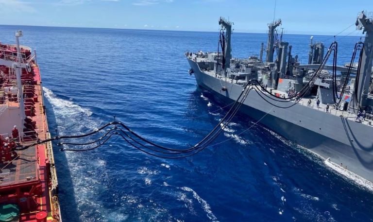 La Marina de Estados Unidos escolta al primer petrolero que cruza el estrecho de Ormuz