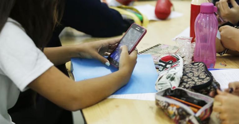 Padres de familia de Ciudad Obregón avalan regular uso de celulares en escuelas