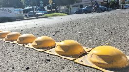 Foto que representa a Molestia entre automovilistas cajemenses por nuevas boyas reductoras en el eje vial Tabasco