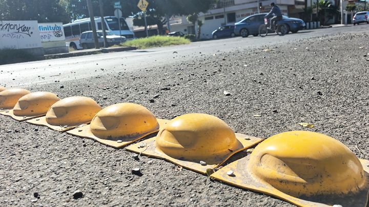 Molestia entre automovilistas cajemenses por nuevas boyas reductoras en el eje vial Tabasco