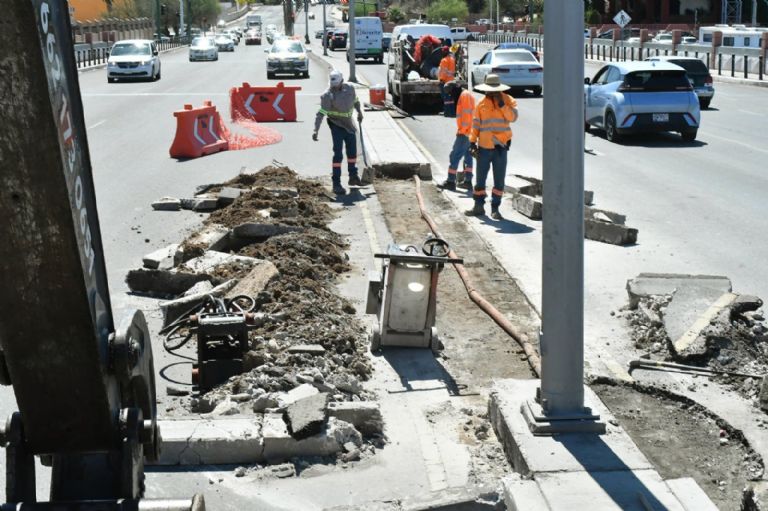 Ayuntamiento de Hermosillo realiza trabajos para mejorar la vialidad en calle Rosales