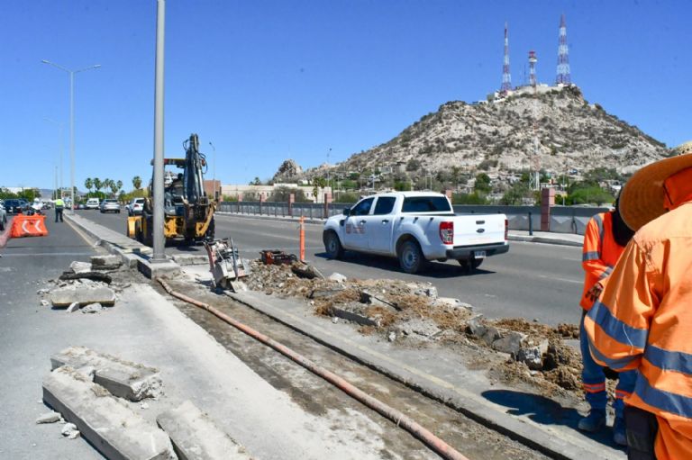 Ayuntamiento de Hermosillo realiza trabajos para mejorar la vialidad en calle Rosales