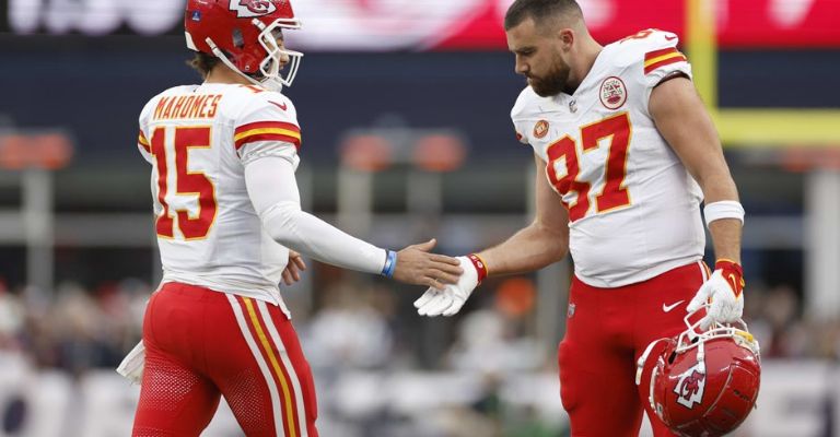 Kelce regresa para jugar un año más con su amigo