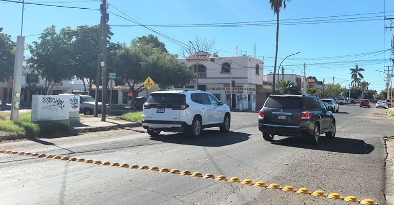Molestia entre automovilistas cajemenses por nuevas boyas reductoras en el eje vial Tabasco