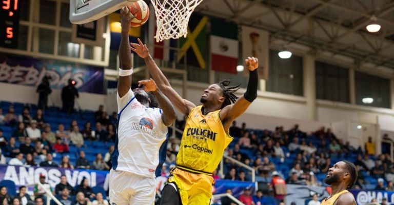 House se eleva para encestar par de puntos